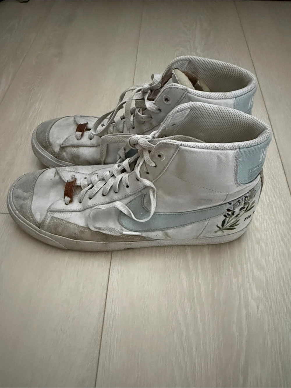 Nike High-Top Sneakers in White Light Gray Blue Swoosh Embroidered